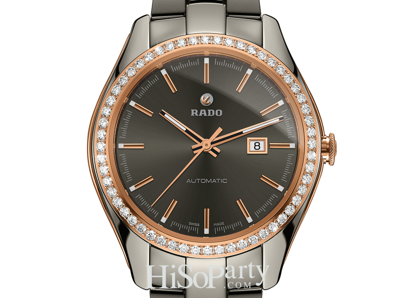 คอลเลกชั่น Rado Hyper Chrome เป็นคอลเลกชั่นนาฬิกาที่มีความโดดเด่นด้วยรูปลักษณ์สุดสปอร์ตอย่างมีชั้นเชิง ประดับเพชรระยิบระยับ 56 เม็ดบนขอบตัวเรือนสีโรสโกลด์ที่ล้อมรอบหน้าปัดอยู่ จนคุณอยากจะยกข้อมือขึ้นมาดูเวลาอยู่เรื่อยๆ ความเงางามแบบไฮเทคของวัสดุพลาสม่าเซรามิกทำให้นาฬิการุ่นนี้เข้ากับเสื้อผ้าได้ทุกสไตล์ และไปกับคุณได้ทุกที่ ไม่ว่าจะเดินเล่นในเมือง ออกงานพรมแดงหรือชมการแข่งกีฬาอย่างสบายใจ โครงสร้างตัวเรือนแบบโมโนบล็อคบรรจุเครื่องนาฬิกาแบบขึ้นลานอัตโนมัติ ซึ่งจะทำให้นาฬิกามีชีวิตได้ต่อเนื่องด้วยจังหวะการเคลื่อนไหวของข้อมือ ความเงางามดุจโลหะของพลาสม่าไฮเทคเซรามิกนั้นตัดกับสีโรสโกลด์ของขอบตัวเรือน อินเสิร์ทด้านข้างและเม็ดมะยมได้เป็นอย่างดี