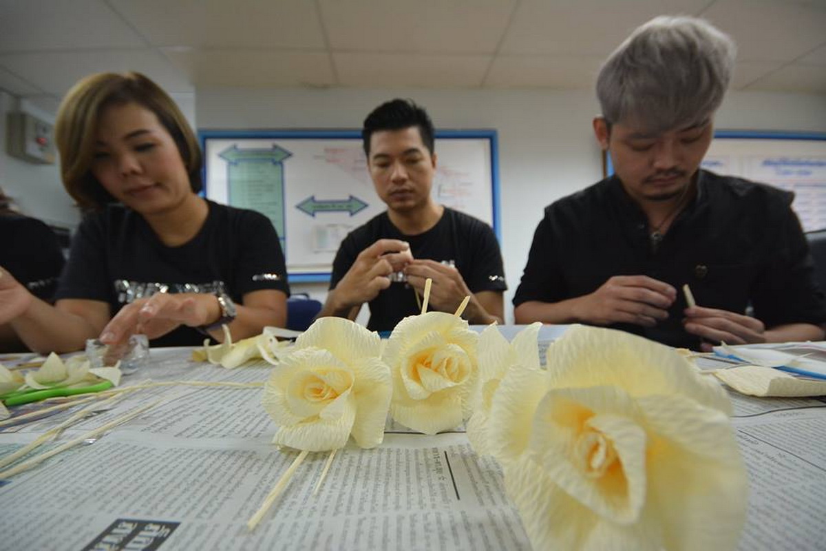 ชลาชล เข้ารับการอบรมประดิษฐ์ดอกไม้จันทน์ น้อมเกล้าฯ ถวายความอาลัยแด่พ่อหลวง ร.๙