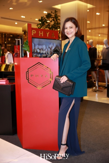 ‘PHYA’ จัดแฟชั่นโชว์เปิดตัวกระเป๋าหนังรุ่นใหม่ 'ลิฟ' (Liv) และ 'สเตลล่า' (Stella)