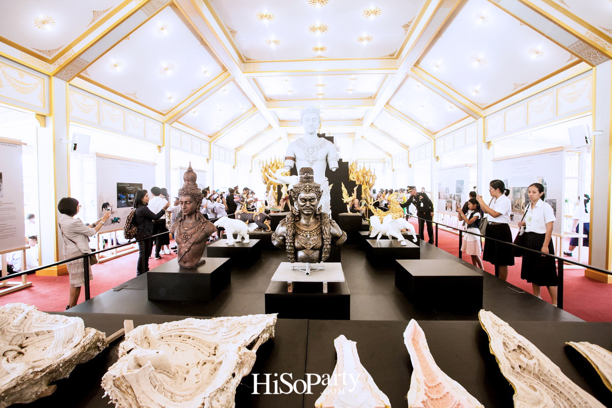 รองนายกฯ ธนะศักดิ์ นำสื่อมวลชนเข้าชมนิทรรศการ งานพระราชพิธีถวายพระเพลิงพระบรมศพ พระบาทสมเด็จพระปรมินทรมหาภูมิพลอดุลยเดช บรมนาถบพิตร