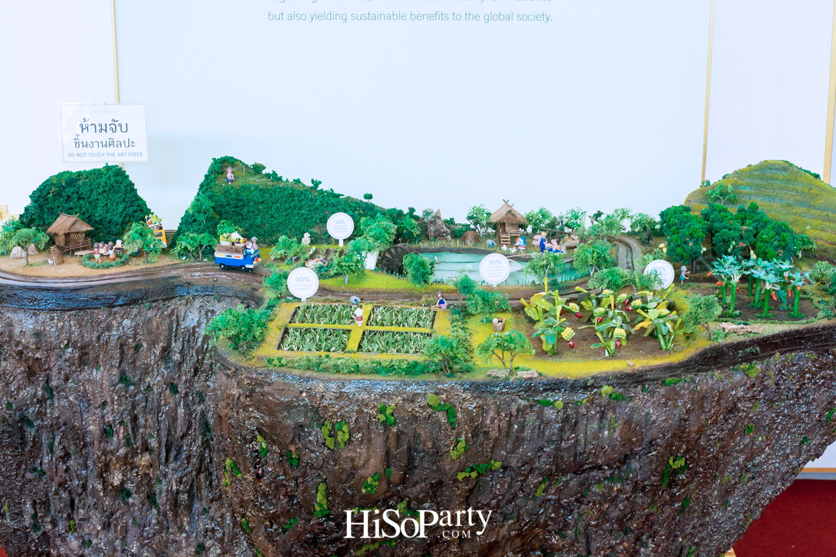 รองนายกฯ ธนะศักดิ์ นำสื่อมวลชนเข้าชมนิทรรศการ งานพระราชพิธีถวายพระเพลิงพระบรมศพ พระบาทสมเด็จพระปรมินทรมหาภูมิพลอดุลยเดช บรมนาถบพิตร