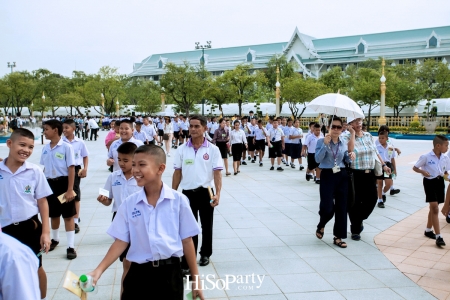 รองนายกฯ ธนะศักดิ์ นำสื่อมวลชนเข้าชมนิทรรศการ งานพระราชพิธีถวายพระเพลิงพระบรมศพ พระบาทสมเด็จพระปรมินทรมหาภูมิพลอดุลยเดช บรมนาถบพิตร