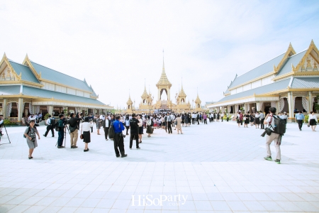 รองนายกฯ ธนะศักดิ์ นำสื่อมวลชนเข้าชมนิทรรศการ งานพระราชพิธีถวายพระเพลิงพระบรมศพ พระบาทสมเด็จพระปรมินทรมหาภูมิพลอดุลยเดช บรมนาถบพิตร