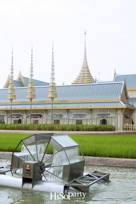 รองนายกฯ ธนะศักดิ์ นำสื่อมวลชนเข้าชมนิทรรศการ งานพระราชพิธีถวายพระเพลิงพระบรมศพ พระบาทสมเด็จพระปรมินทรมหาภูมิพลอดุลยเดช บรมนาถบพิตร