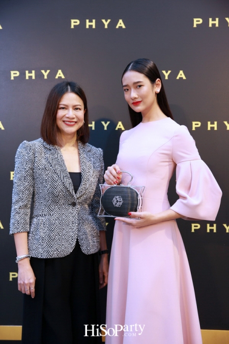 PHYA (พญา) จัดแฟชั่นโชว์สุดยิ่งใหญ่ เปิดตัวกระเป๋าคอลเลกชั่นพิเศษ เพื่อมูลนิธิชัยพัฒนา