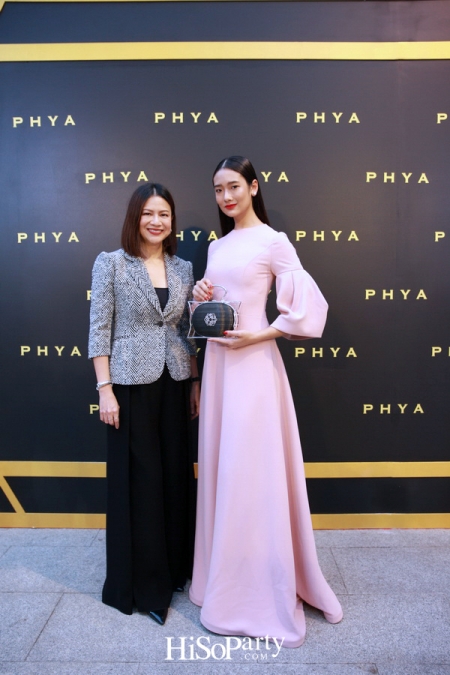 PHYA (พญา) จัดแฟชั่นโชว์สุดยิ่งใหญ่ เปิดตัวกระเป๋าคอลเลกชั่นพิเศษ เพื่อมูลนิธิชัยพัฒนา