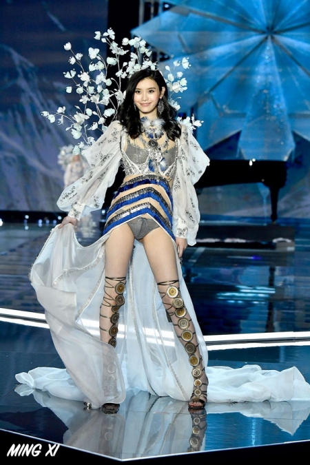 รวบตึงทุกลุคของเหล่านางฟ้าบนรันเวย์ Victoria’s Secret Fashion Show 2017