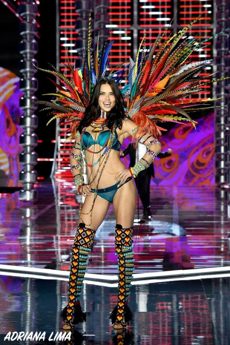 รวบตึงทุกลุคของเหล่านางฟ้าบนรันเวย์ Victoria’s Secret Fashion Show 2017