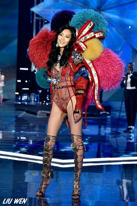 รวบตึงทุกลุคของเหล่านางฟ้าบนรันเวย์ Victoria’s Secret Fashion Show 2017