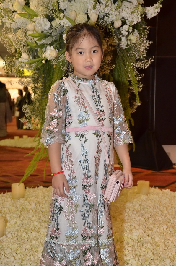 ‘มาร์กี้ – ป๊อก’ จูงมือฉลองสมรสสุดอลังการ