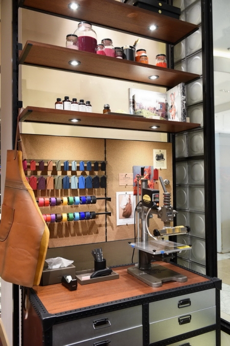 ‘COACH’ อวดโฉมช็อปคอนเซ็ปต์ใหม่ ชวนสัมผัสประสบการณ์สุดเอ็กซ์คลูซีฟ ‘Craftsmanship Bar’ บริการแสตมป์ชื่อลงบนที่ห้อยกระเป๋าที่แรกในประเทศไทย