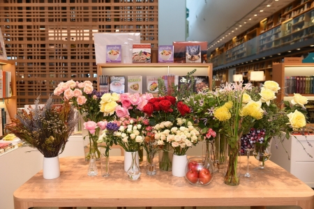 ‘ห้างเซ็นทรัล’ เตรียมฉลองครบรอบ 71 ปี อย่างยิ่งใหญ่ ตระการตากับมวลดอกไม้นับล้านดอกในคอนเซ็ปต์ ‘The World of Floral Wonders’