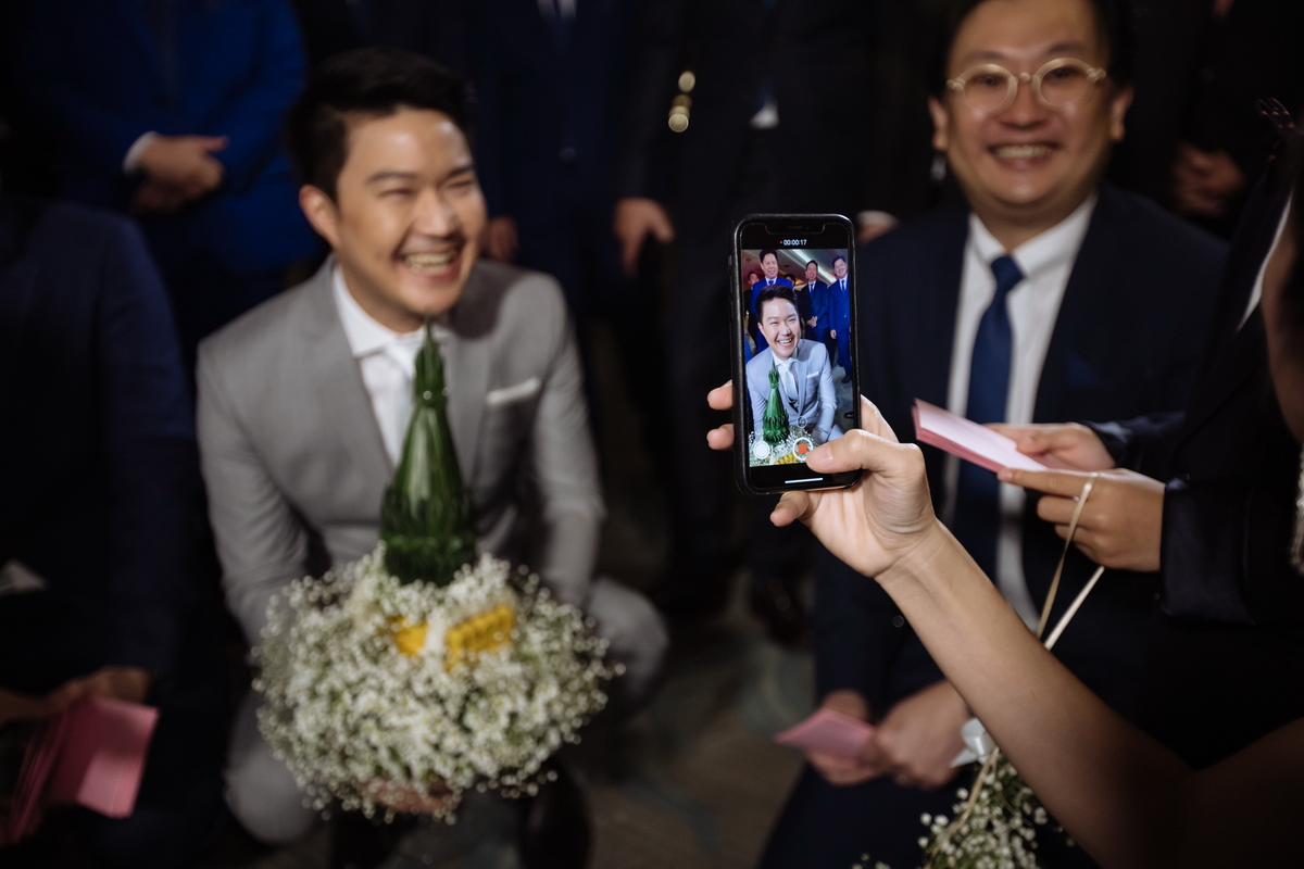 Gift Ake The Moments