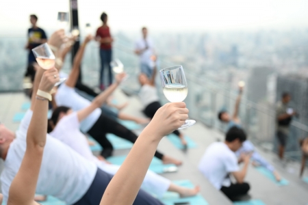 ‘Sunrise Wine Yoga’ กิจกรรมออกกำลังกายสุดอินเทรนด์ ‘โยคะไวน์’  บนดาดฟ้าที่สูงที่สุดในประเทศไทย  