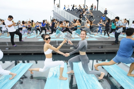 ‘Sunrise Wine Yoga’ กิจกรรมออกกำลังกายสุดอินเทรนด์ ‘โยคะไวน์’  บนดาดฟ้าที่สูงที่สุดในประเทศไทย  