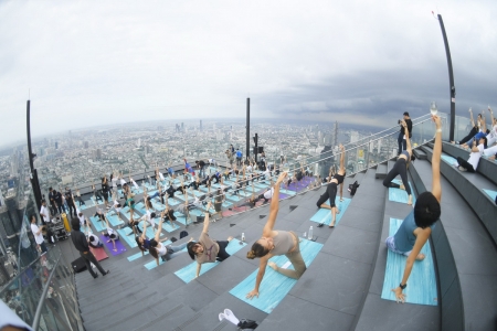 ‘Sunrise Wine Yoga’ กิจกรรมออกกำลังกายสุดอินเทรนด์ ‘โยคะไวน์’  บนดาดฟ้าที่สูงที่สุดในประเทศไทย  