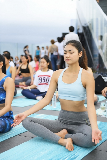 ‘Sunrise Wine Yoga’ กิจกรรมออกกำลังกายสุดอินเทรนด์ ‘โยคะไวน์’  บนดาดฟ้าที่สูงที่สุดในประเทศไทย  