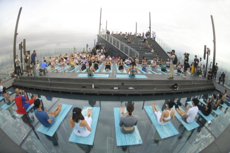 ‘Sunrise Wine Yoga’ กิจกรรมออกกำลังกายสุดอินเทรนด์ ‘โยคะไวน์’  บนดาดฟ้าที่สูงที่สุดในประเทศไทย  