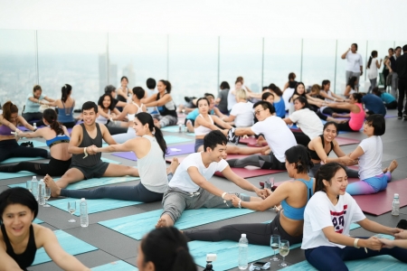 ‘Sunrise Wine Yoga’ กิจกรรมออกกำลังกายสุดอินเทรนด์ ‘โยคะไวน์’  บนดาดฟ้าที่สูงที่สุดในประเทศไทย  