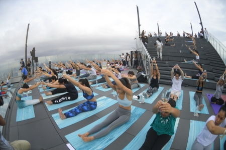 ‘Sunrise Wine Yoga’ กิจกรรมออกกำลังกายสุดอินเทรนด์ ‘โยคะไวน์’  บนดาดฟ้าที่สูงที่สุดในประเทศไทย  