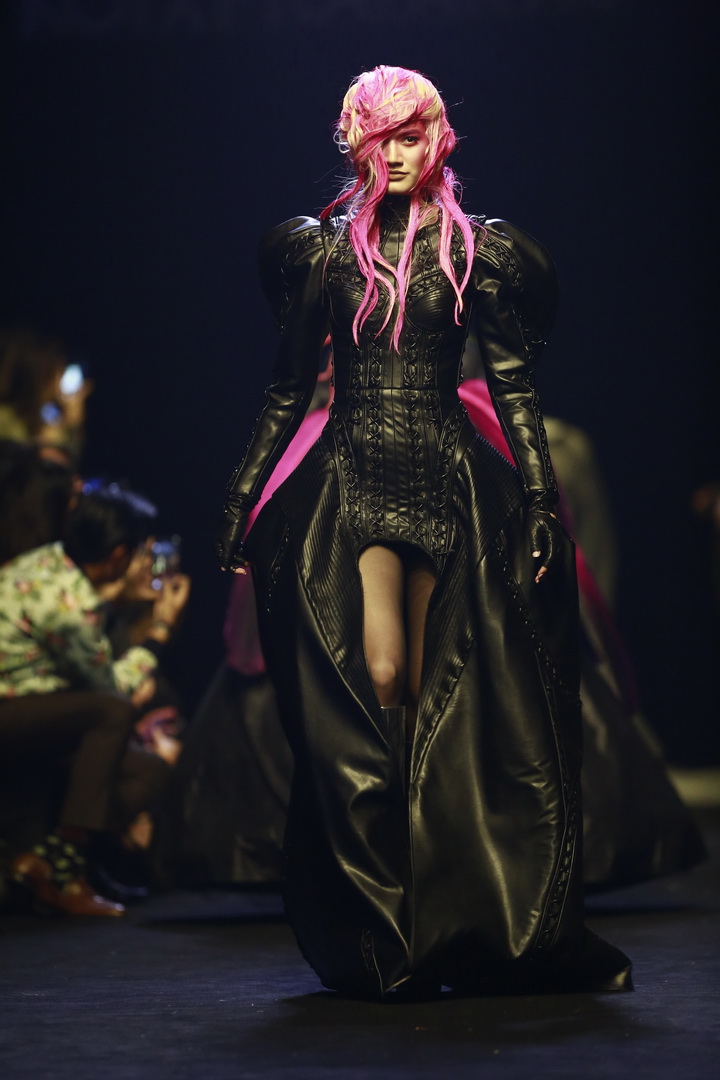 KOI X ส.ก.บ. Worship by Prapakas แฟชั่นโชว์ ‘นารีพิฆาต’ อันน่าตื่นตาตื่นใจ 