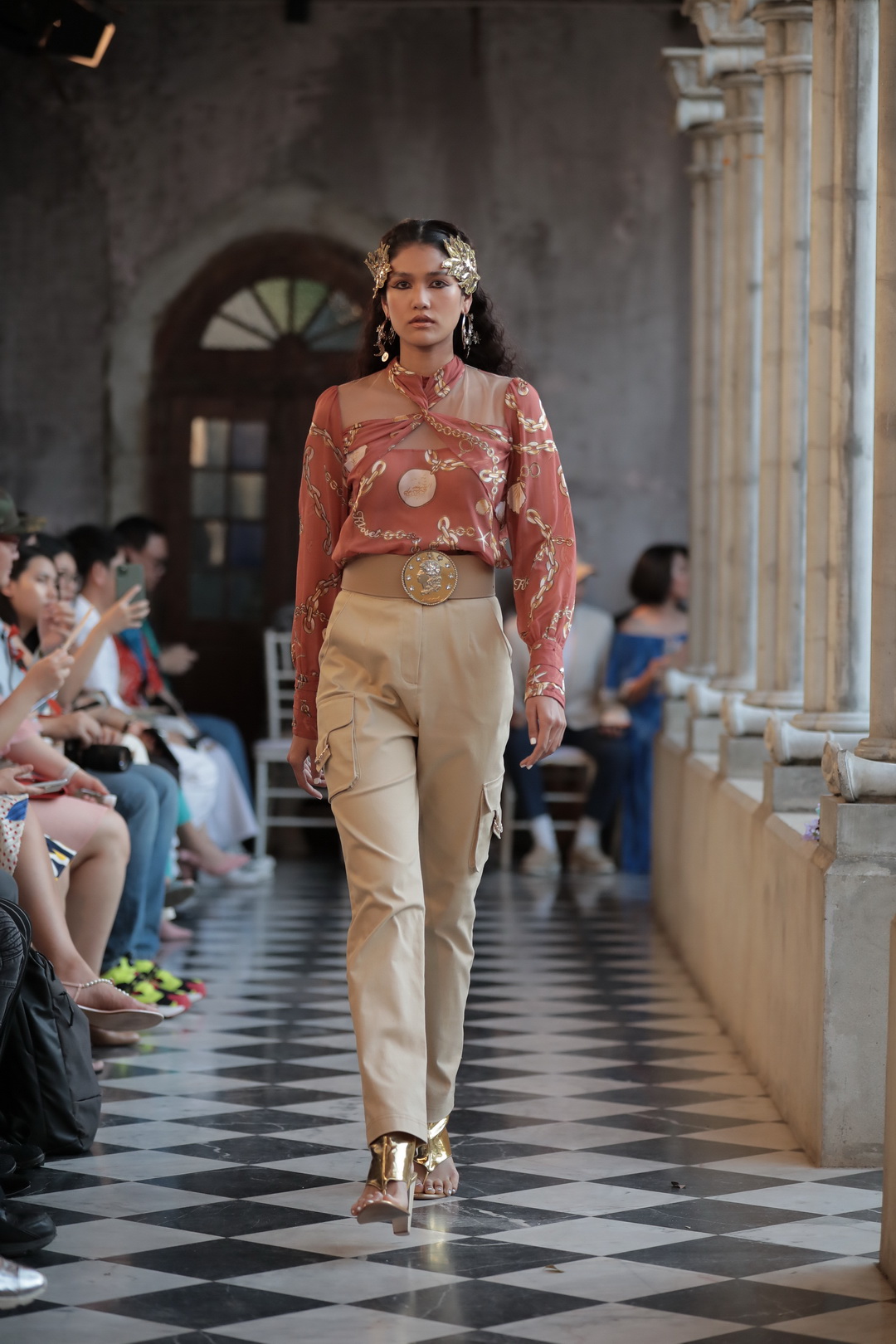 เหล่าคนดังร่วมชมแฟชั่นโชว์อวดโฉม ‘The Hidden Treasure’ คอลเลกชั่นใหม่รับซัมเมอร์จาก ‘KLOSET’ 