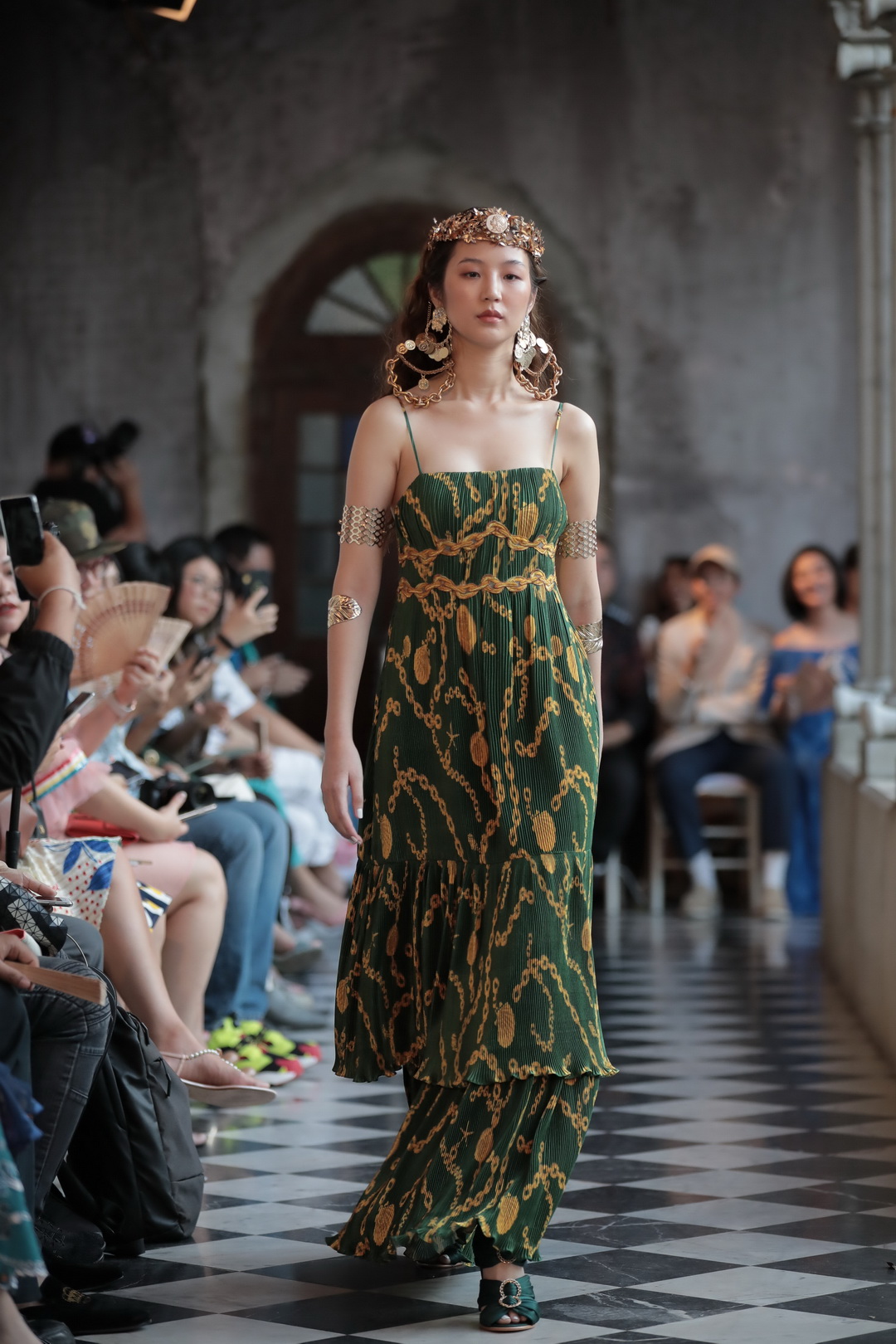 เหล่าคนดังร่วมชมแฟชั่นโชว์อวดโฉม ‘The Hidden Treasure’ คอลเลกชั่นใหม่รับซัมเมอร์จาก ‘KLOSET’ 