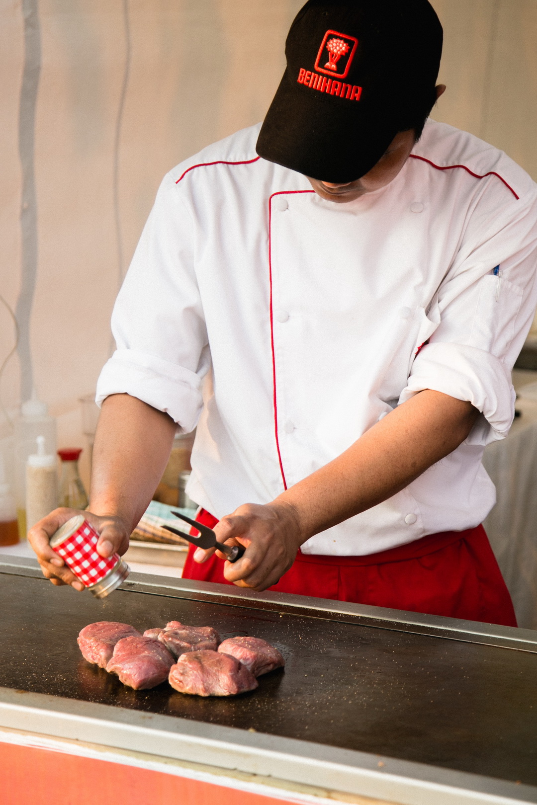 งานการแข่งขันเรือยาวช้างไทย และเทศกาลริมน้ำ เพื่อช่วยเหลือช้างไทย โดยกลุ่มโรงแรมอนันตรา