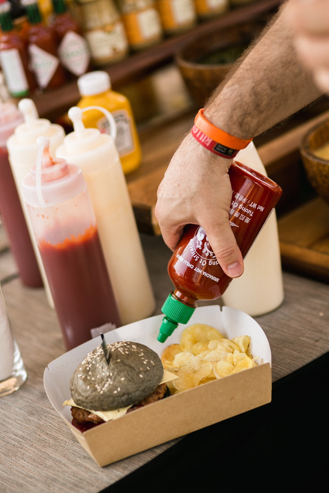 งานการแข่งขันเรือยาวช้างไทย และเทศกาลริมน้ำ เพื่อช่วยเหลือช้างไทย โดยกลุ่มโรงแรมอนันตรา