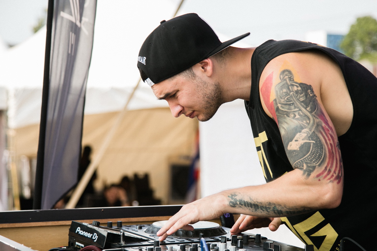 งานการแข่งขันเรือยาวช้างไทย และเทศกาลริมน้ำ เพื่อช่วยเหลือช้างไทย โดยกลุ่มโรงแรมอนันตรา