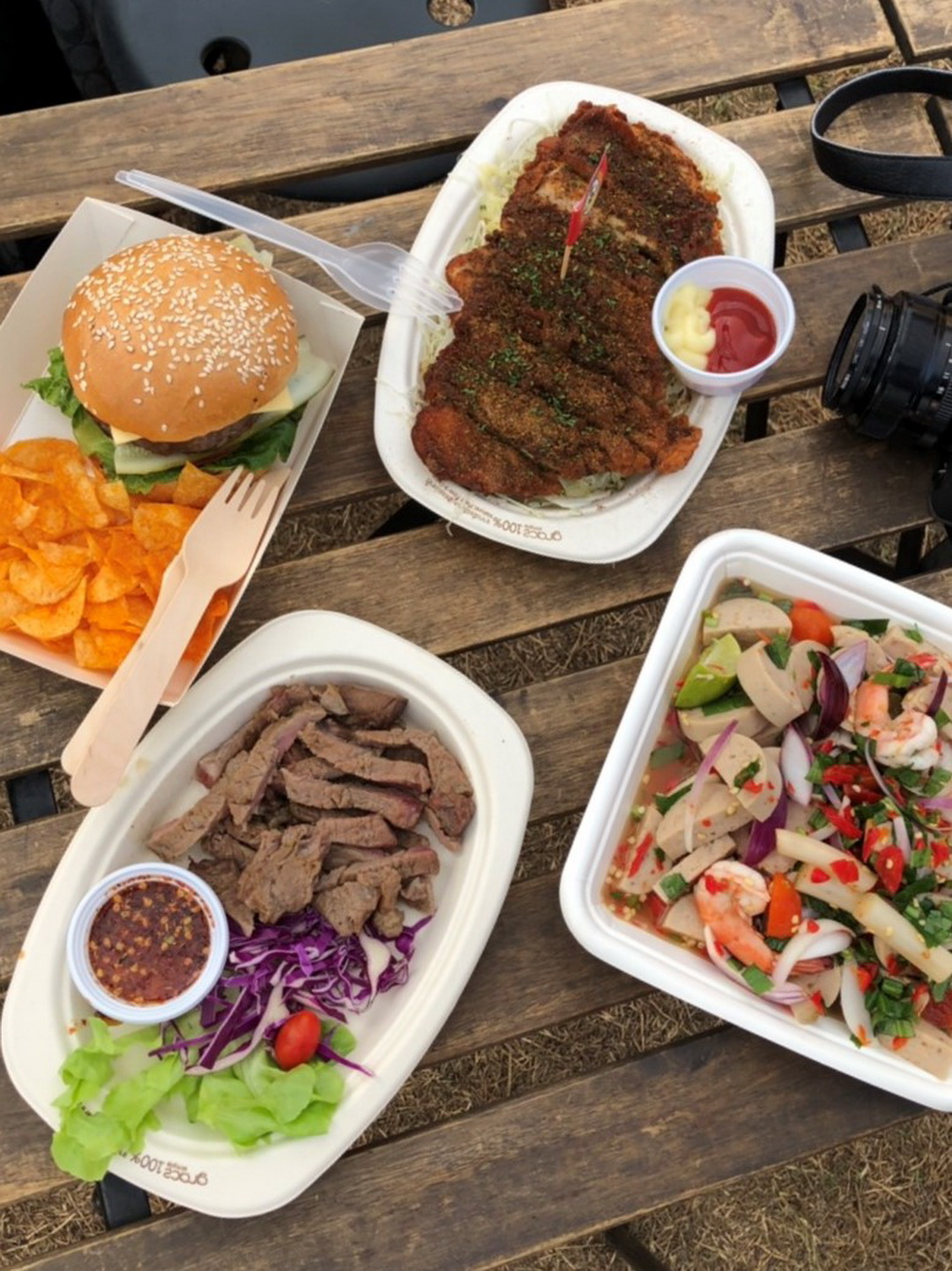 งานการแข่งขันเรือยาวช้างไทย และเทศกาลริมน้ำ เพื่อช่วยเหลือช้างไทย โดยกลุ่มโรงแรมอนันตรา