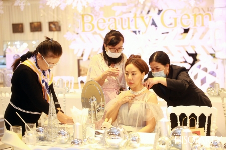 HISOPARTY X BEAUTY GEMS  ชวนเหล่าเซเลบริตี้สัมผัสความงดงามจากอัญมณีและกระเป๋าจูดิธ เลเบอร์  คอลเลกชั่นล่าสุด ในงาน White Christmas