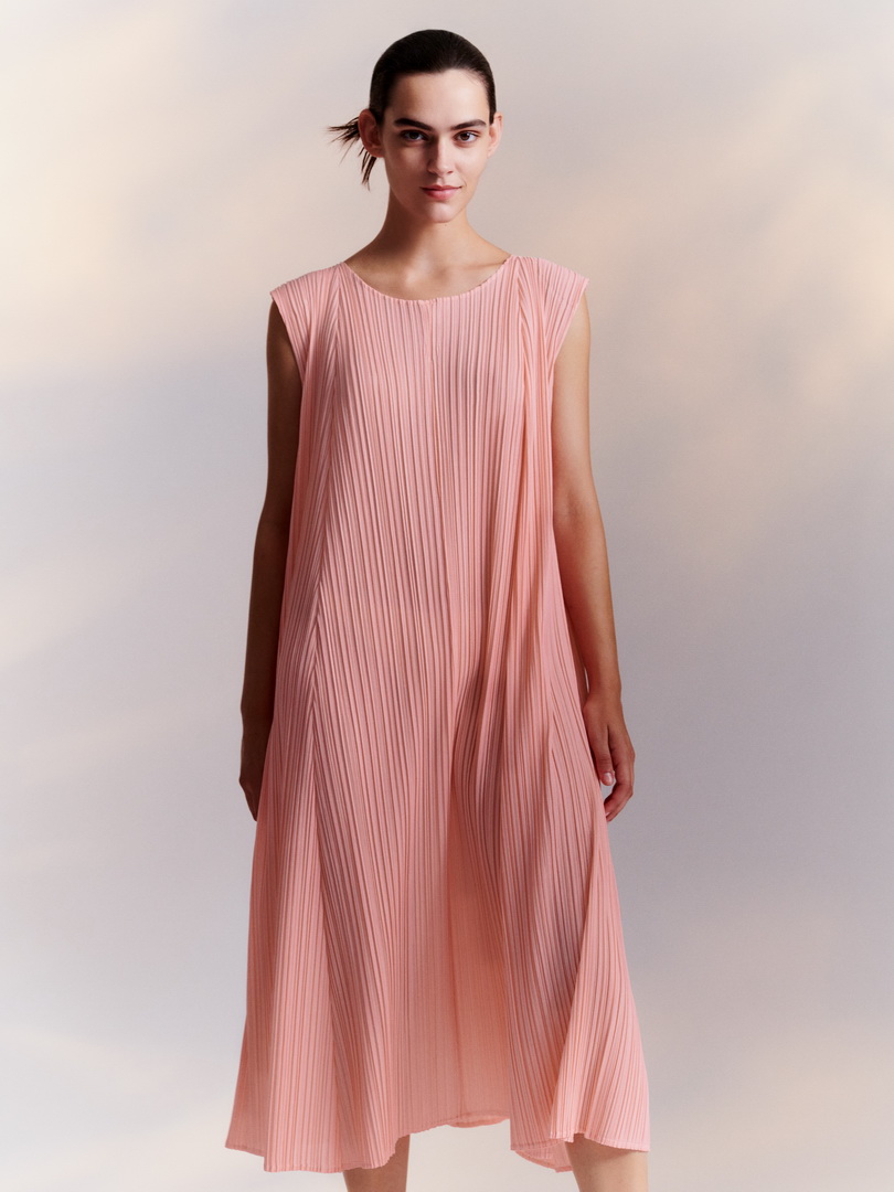 PLEATS PLEASE ISSEY MIYAKE คอลเลกชั่นฤดูใบไม้ผลิ ฤดูร้อน 2022