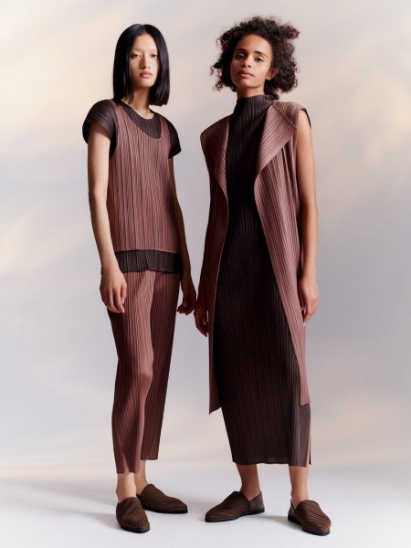 PLEATS PLEASE ISSEY MIYAKE คอลเลกชั่นฤดูใบไม้ผลิ ฤดูร้อน 2022