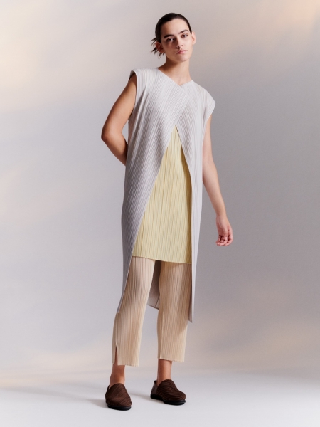 PLEATS PLEASE ISSEY MIYAKE คอลเลกชั่นฤดูใบไม้ผลิ ฤดูร้อน 2022