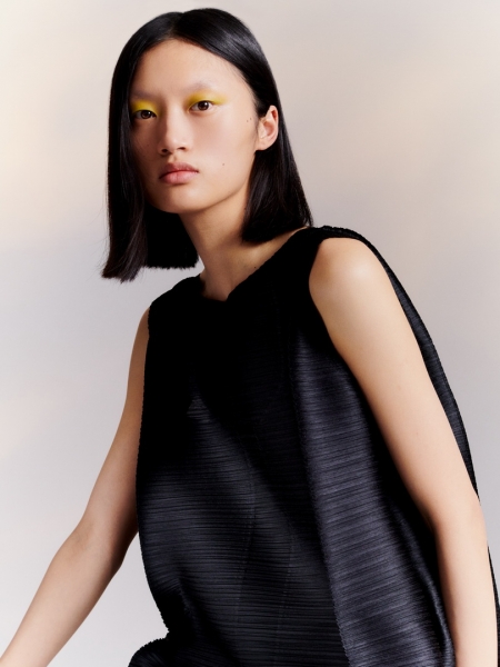 PLEATS PLEASE ISSEY MIYAKE คอลเลกชั่นฤดูใบไม้ผลิ ฤดูร้อน 2022