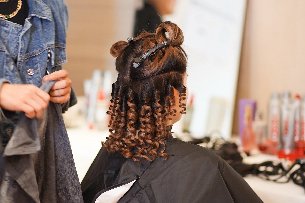 Schwarzkopf Professional นำ 2 แฮร์กูรูระดับโลก มาเผยเทรนด์ผมสีสันแห่งฤดูกาล ในงาน Essential Look 2:2022 Autumn/Winter Collection