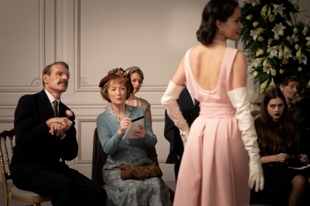  Dior ส่งกูตูร์ยุค 50 ให้สายแฟชั่นตื่นตาใน ‘Mrs. Harris Goes to Paris’ ฉายแล้ววันนี้ในโรงภาพยนตร์