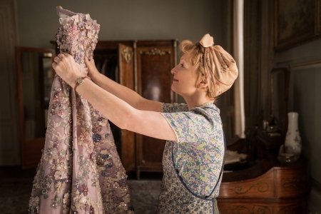  Dior ส่งกูตูร์ยุค 50 ให้สายแฟชั่นตื่นตาใน ‘Mrs. Harris Goes to Paris’ ฉายแล้ววันนี้ในโรงภาพยนตร์