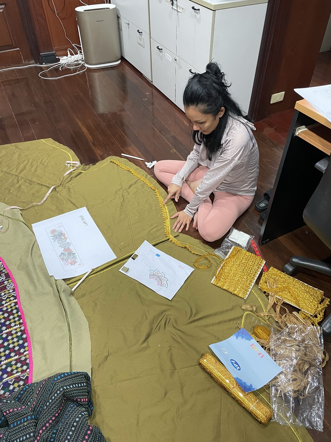 ชื่นชมผลงานศิลปะผืนใหญ่ใจกลางกรุง ที่ได้แรงบันดาลใจมาจากขยะ โดยฝืมือของ มุก – เพลินจันทร์ วิญญรัตน์