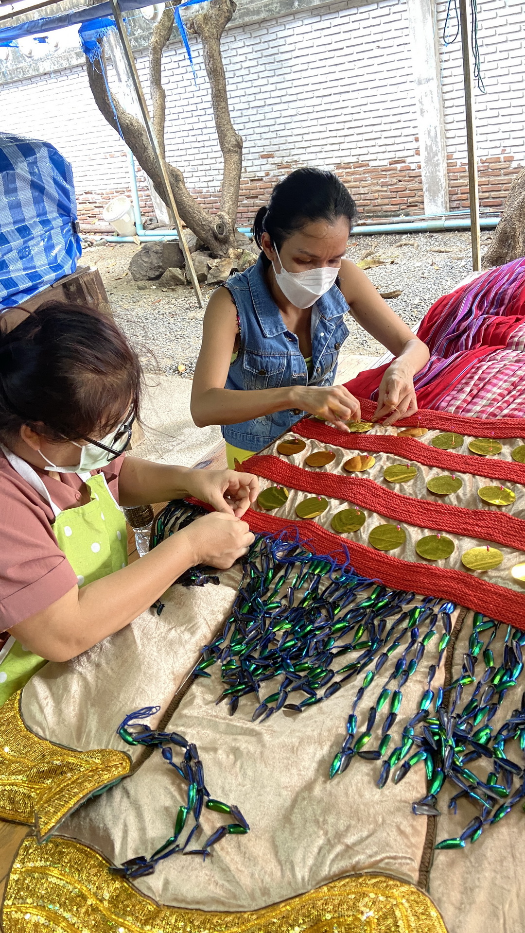 ชื่นชมผลงานศิลปะผืนใหญ่ใจกลางกรุง ที่ได้แรงบันดาลใจมาจากขยะ โดยฝืมือของ มุก – เพลินจันทร์ วิญญรัตน์