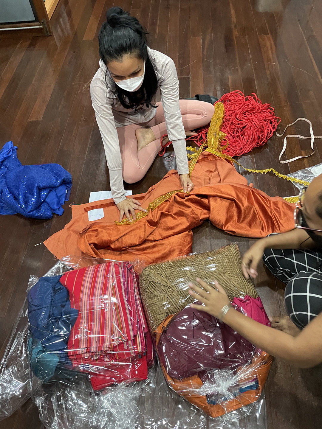 ชื่นชมผลงานศิลปะผืนใหญ่ใจกลางกรุง ที่ได้แรงบันดาลใจมาจากขยะ โดยฝืมือของ มุก – เพลินจันทร์ วิญญรัตน์