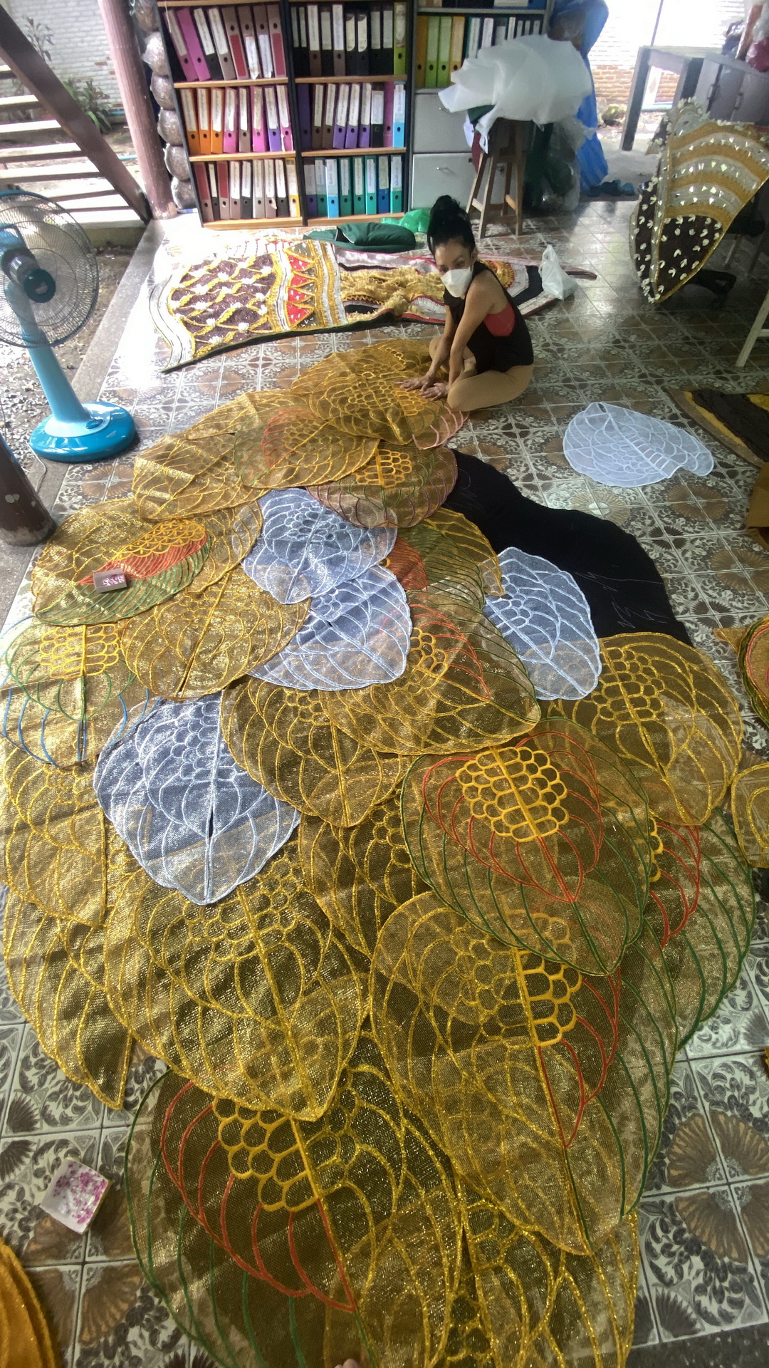 ชื่นชมผลงานศิลปะผืนใหญ่ใจกลางกรุง ที่ได้แรงบันดาลใจมาจากขยะ โดยฝืมือของ มุก – เพลินจันทร์ วิญญรัตน์