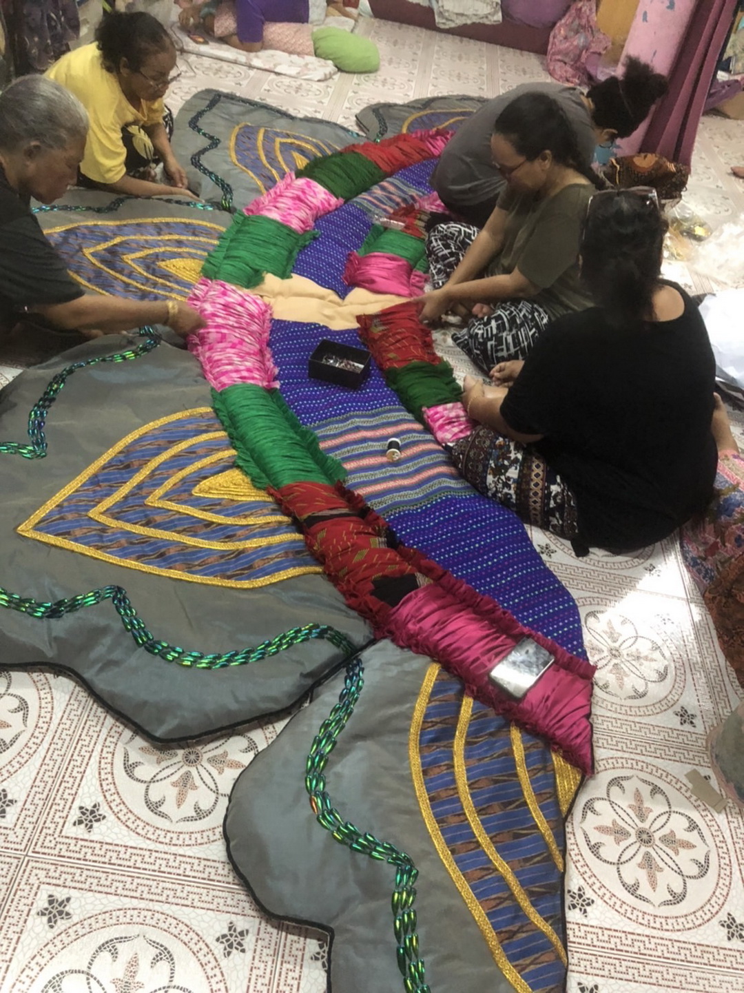 ชื่นชมผลงานศิลปะผืนใหญ่ใจกลางกรุง ที่ได้แรงบันดาลใจมาจากขยะ โดยฝืมือของ มุก – เพลินจันทร์ วิญญรัตน์