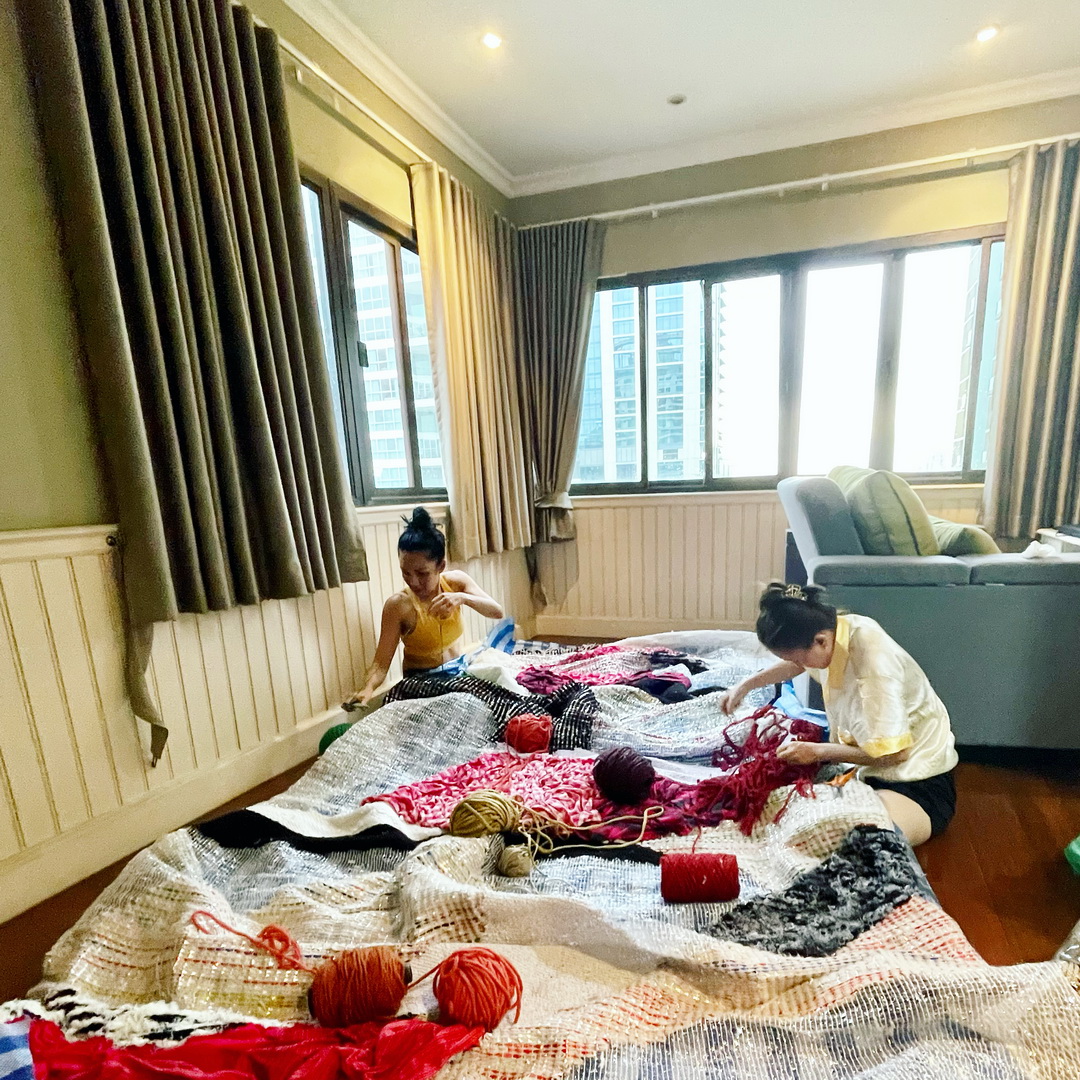 ชื่นชมผลงานศิลปะผืนใหญ่ใจกลางกรุง ที่ได้แรงบันดาลใจมาจากขยะ โดยฝืมือของ มุก – เพลินจันทร์ วิญญรัตน์