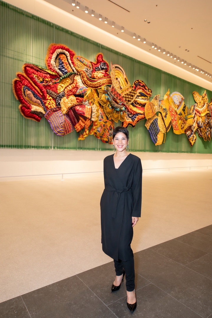 ชื่นชมผลงานศิลปะผืนใหญ่ใจกลางกรุง ที่ได้แรงบันดาลใจมาจากขยะ โดยฝืมือของ มุก – เพลินจันทร์ วิญญรัตน์