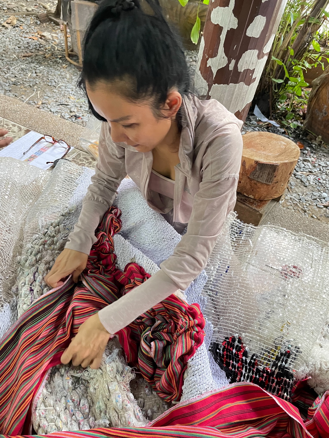 ชื่นชมผลงานศิลปะผืนใหญ่ใจกลางกรุง ที่ได้แรงบันดาลใจมาจากขยะ โดยฝืมือของ มุก – เพลินจันทร์ วิญญรัตน์