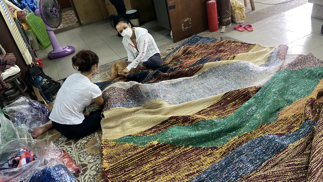 ชื่นชมผลงานศิลปะผืนใหญ่ใจกลางกรุง ที่ได้แรงบันดาลใจมาจากขยะ โดยฝืมือของ มุก – เพลินจันทร์ วิญญรัตน์