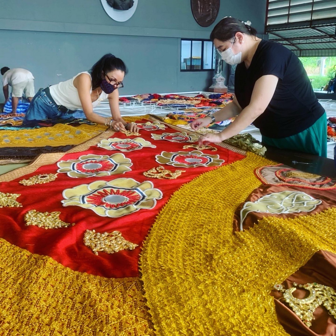 ชื่นชมผลงานศิลปะผืนใหญ่ใจกลางกรุง ที่ได้แรงบันดาลใจมาจากขยะ โดยฝืมือของ มุก – เพลินจันทร์ วิญญรัตน์