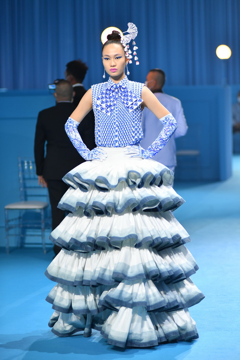 สมเด็จพระเจ้าลูกเธอ เจ้าฟ้าสิริวัณณวรี นารีรัตนราชกัญญา เสด็จพระราชทานรางวัลผู้ชนะการประกวดผ้าลายพระราชทาน ในงานเทศกาลไหมไทย 2565